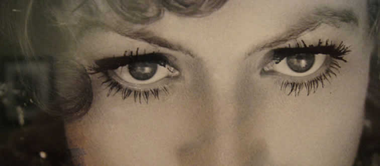 Which screen legend reportedly rinsed her eyes with boric acid for a high-def sparkle?